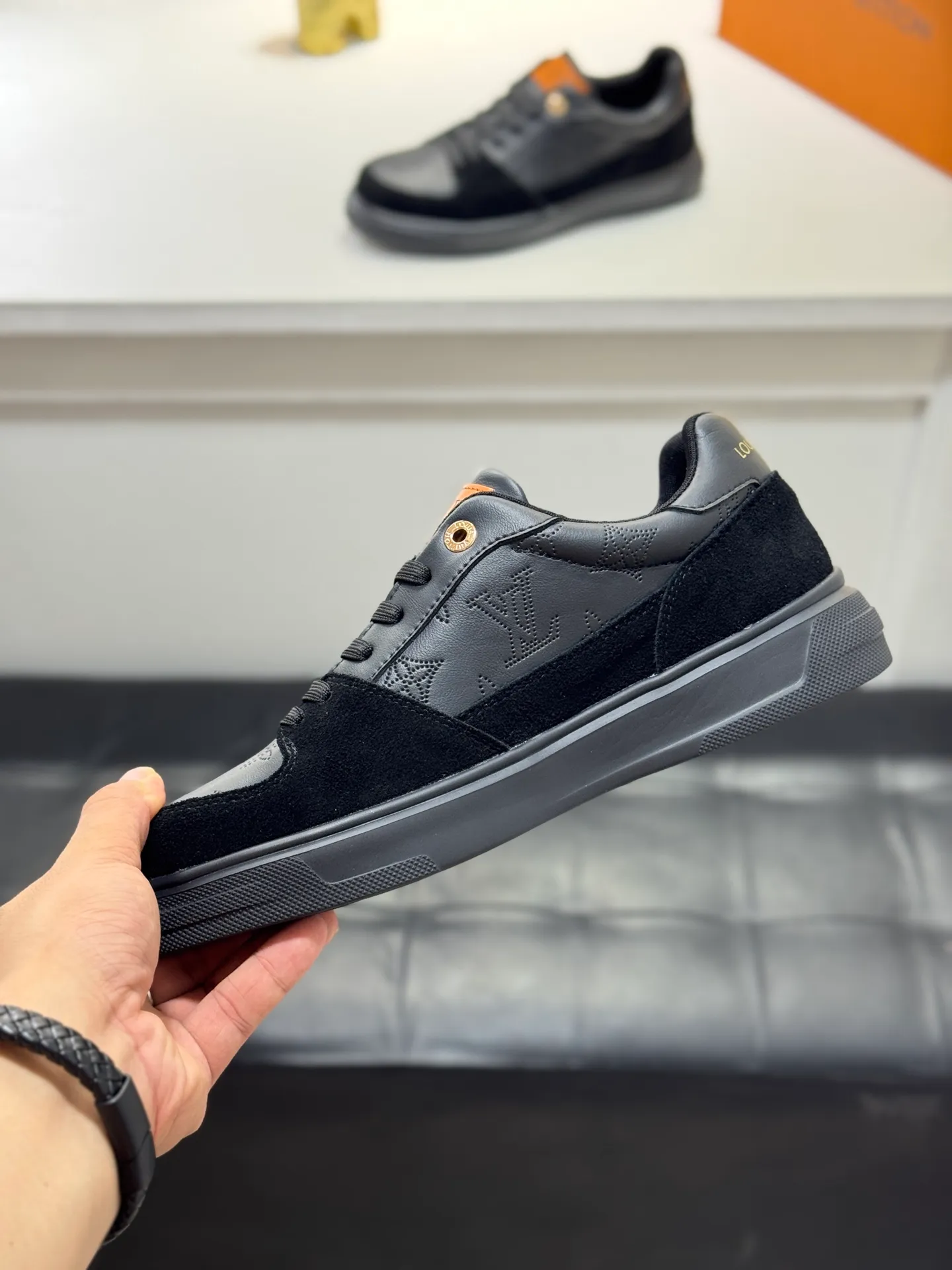 Men's shoes 💰400 [New model] 🌂🌂Top original order - Louis Vuitton®️ Trendy and fashionable yet low-key men's casual shoes, LV cowhide embossed upper, comfortable and breathable, mesh lining, original rubber outsole, 2 colors available ~ a must-have for stylish men. Size: 38-44 (45 customized